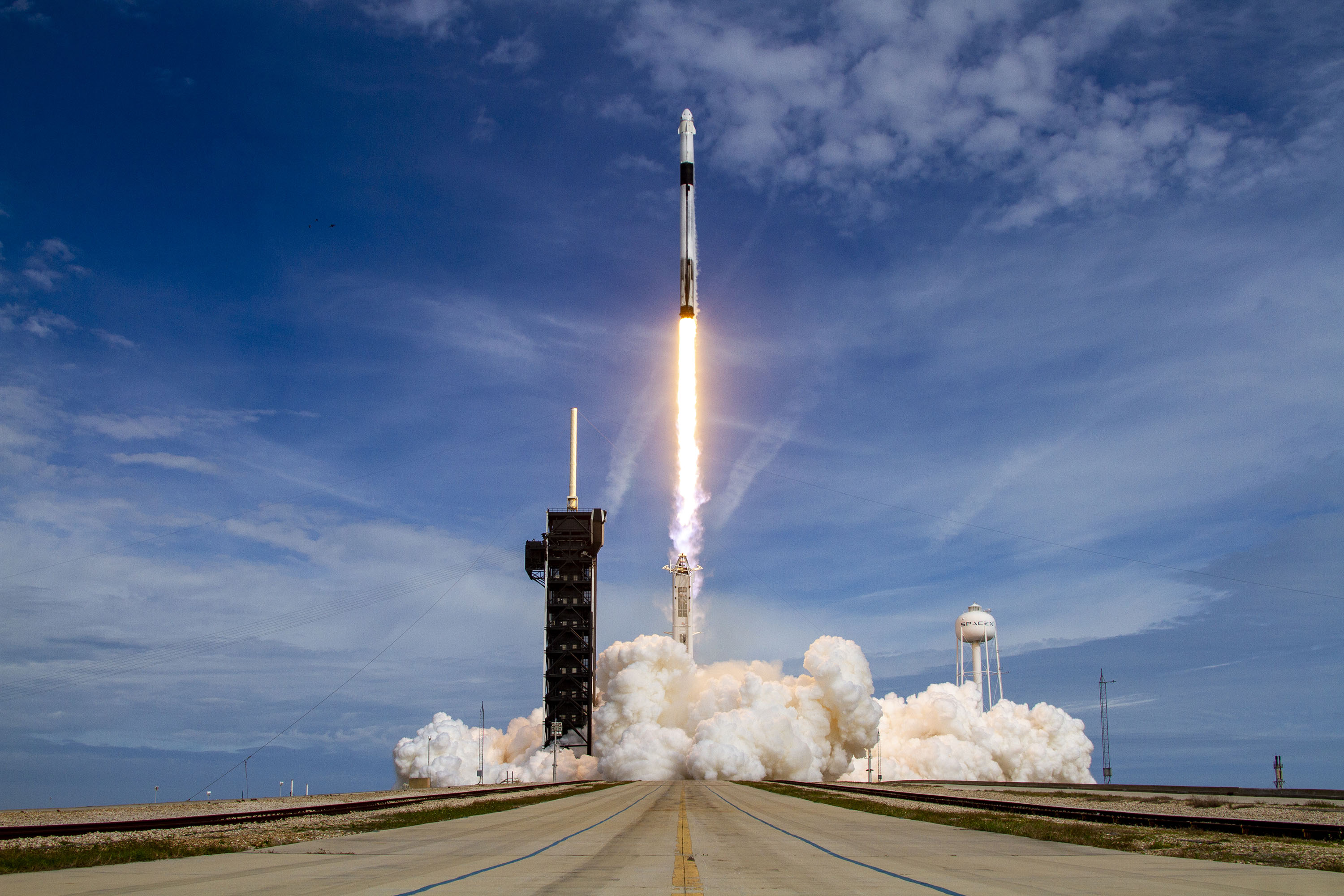 Crew Dragon nousee testilennolleen Falcon 9 -raketilla.