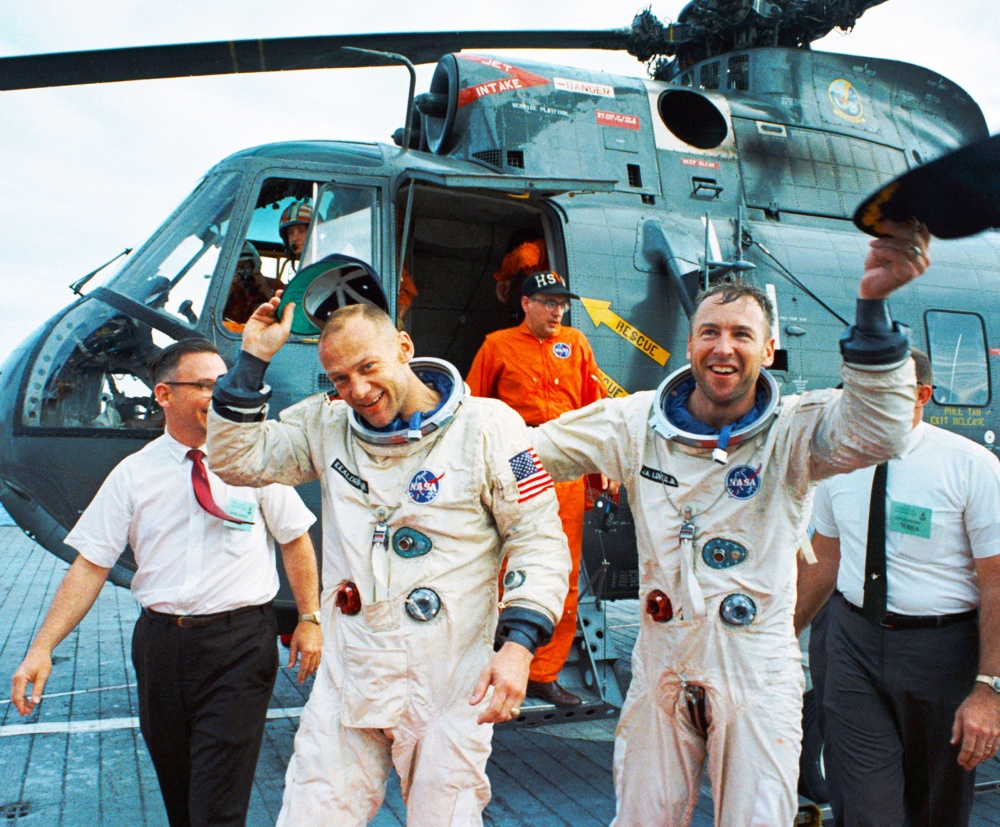 Gemini 12 -astronautit helikopterin luona