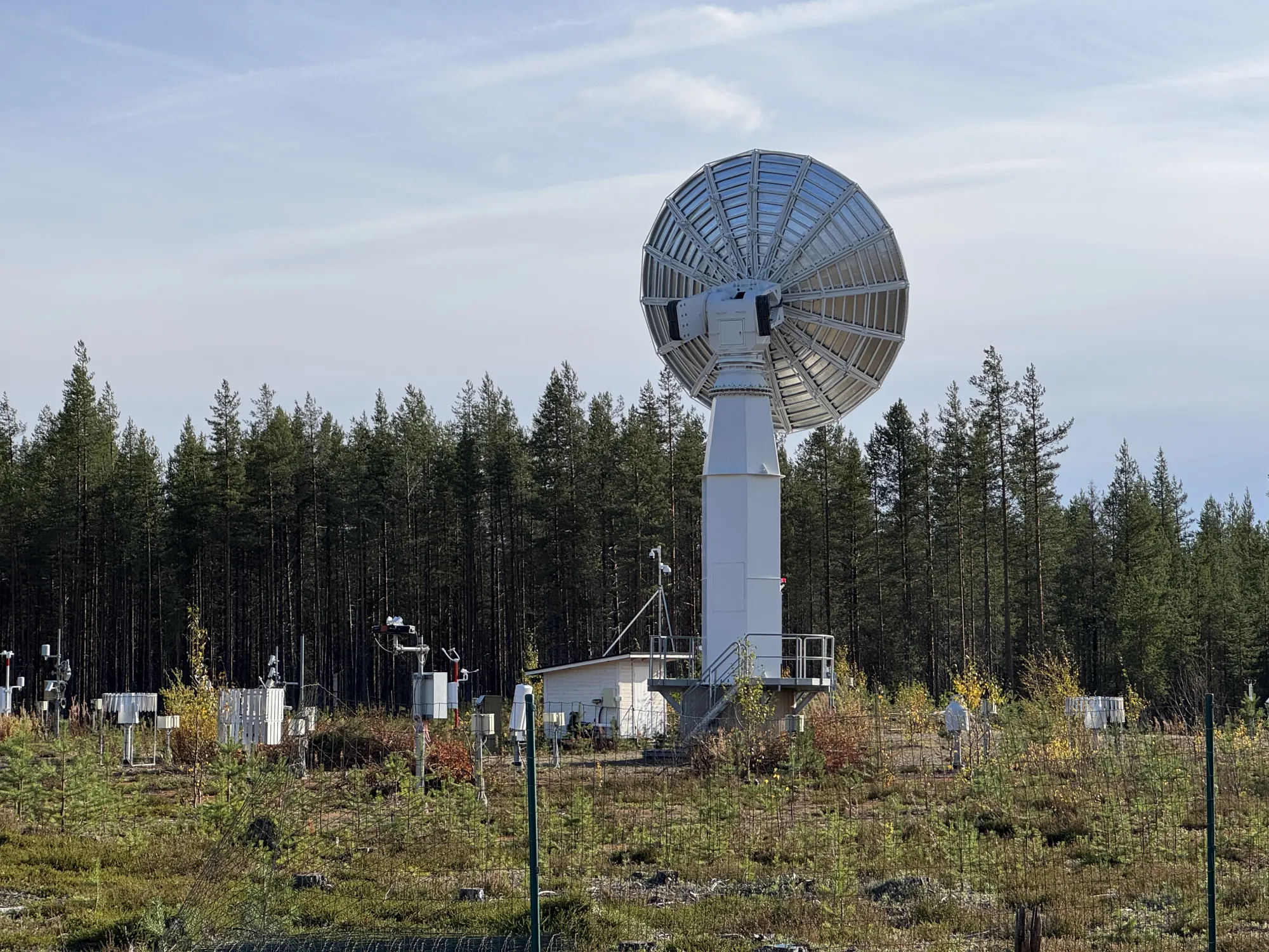 Satelliittiantenni ja mittalaitteita Sodankylän Tähtelässä