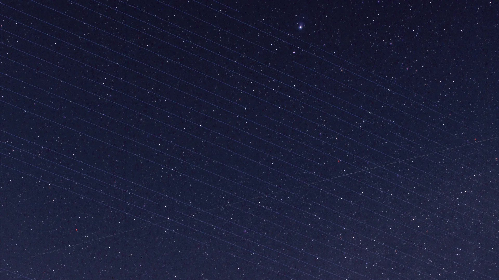 Stalink-satelliittien viivoja tähtitaivaalla. Kuva: Giuseppe Donatiello