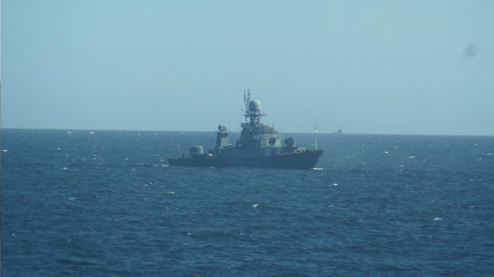 Venäläiskorvetti ja sukellusvene taka-alalla horisontissa. Kuva: VR-Shipping 