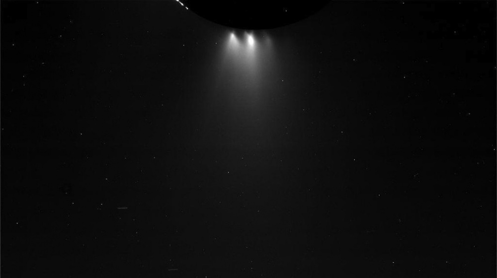 Enceladuksen jäinen suihku
