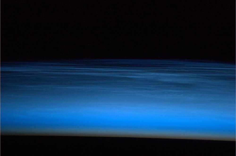 Valaisevia yöpilviä Kansainväliseltä avaruusasemalta kuvattuna