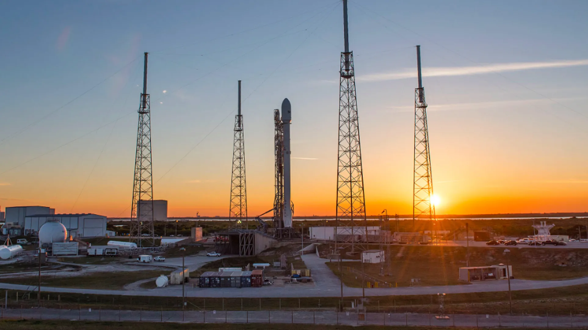 Space X:n kantoraketti laukaisualustallaan
