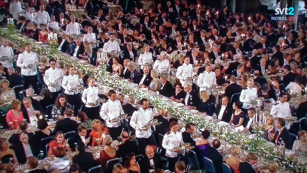 Kuvakaappaus Nobel-illalliselta tulleesta TV-lähetyksestä