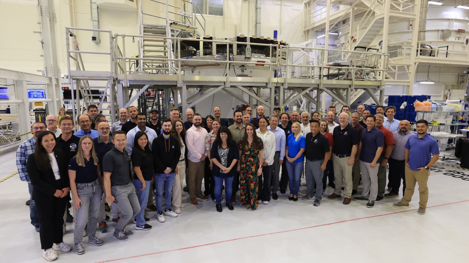 ESAn ja Airbusin henkilökuntaa kolmannen eurooppalaisen huoltomoduulin vieressä. Kuva: ESA