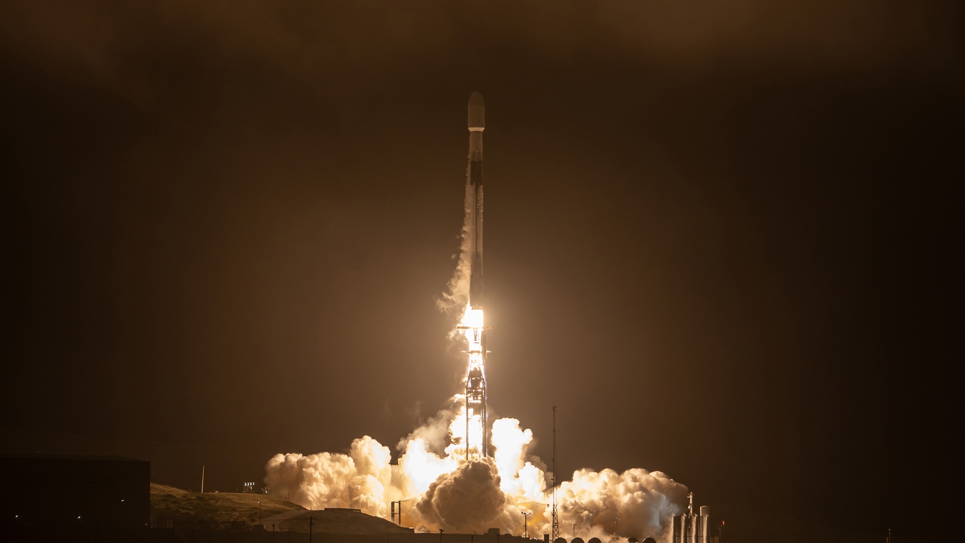 SpaceX:n Falcon 9 nousee lentoon