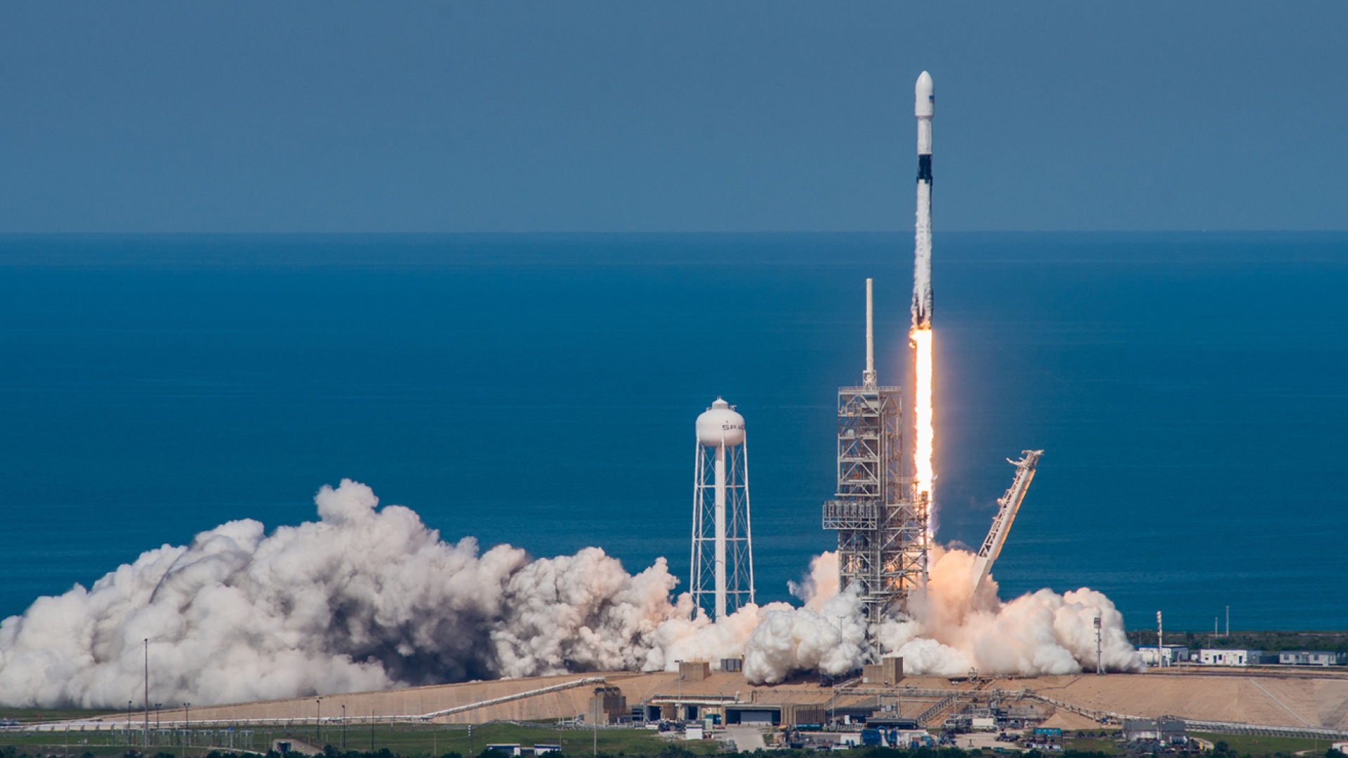 Falcon 9 Block 5 nousee lentoon. Kuva: SpaceX