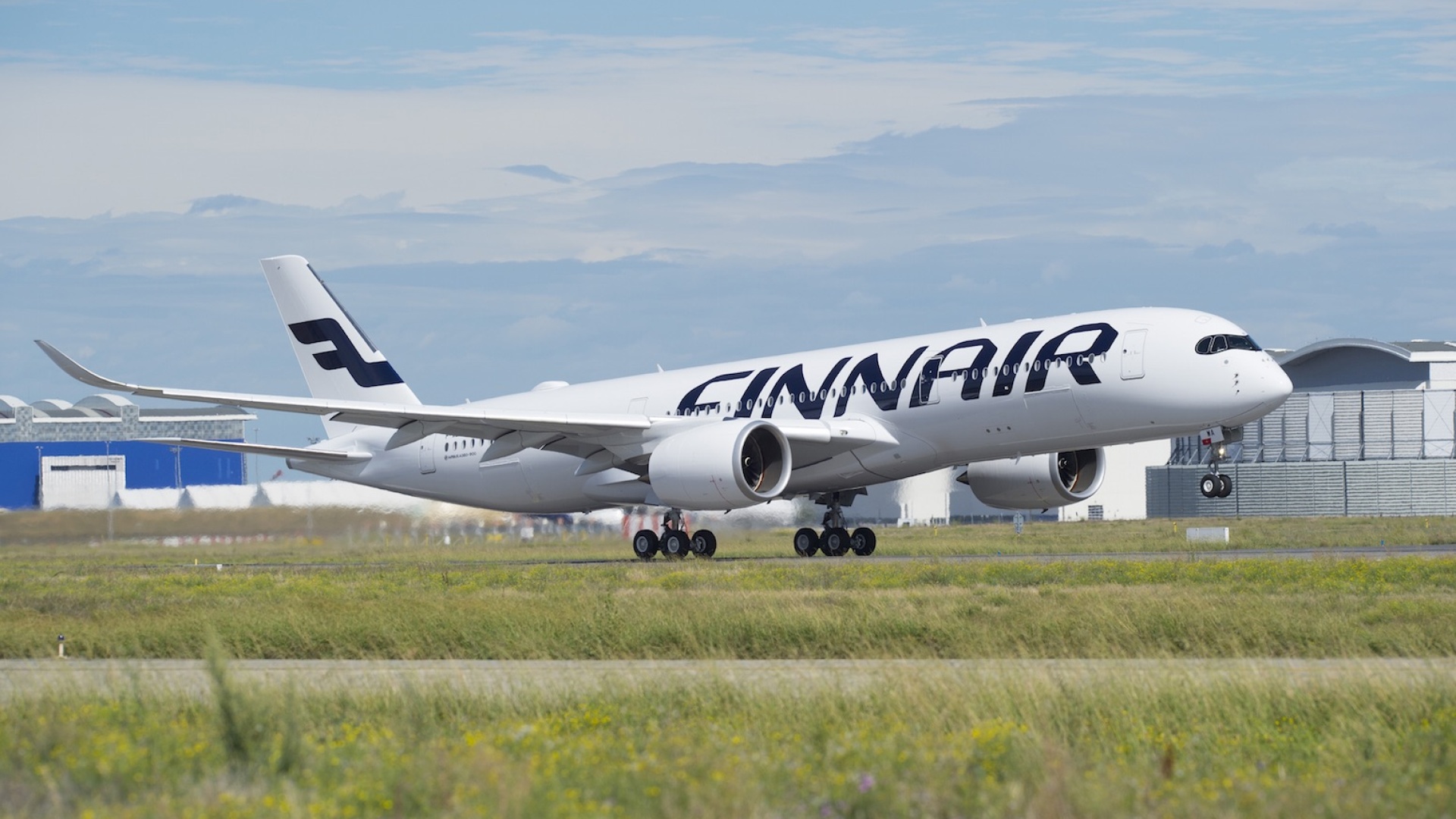 A350 OH-LWA ensilennollaan