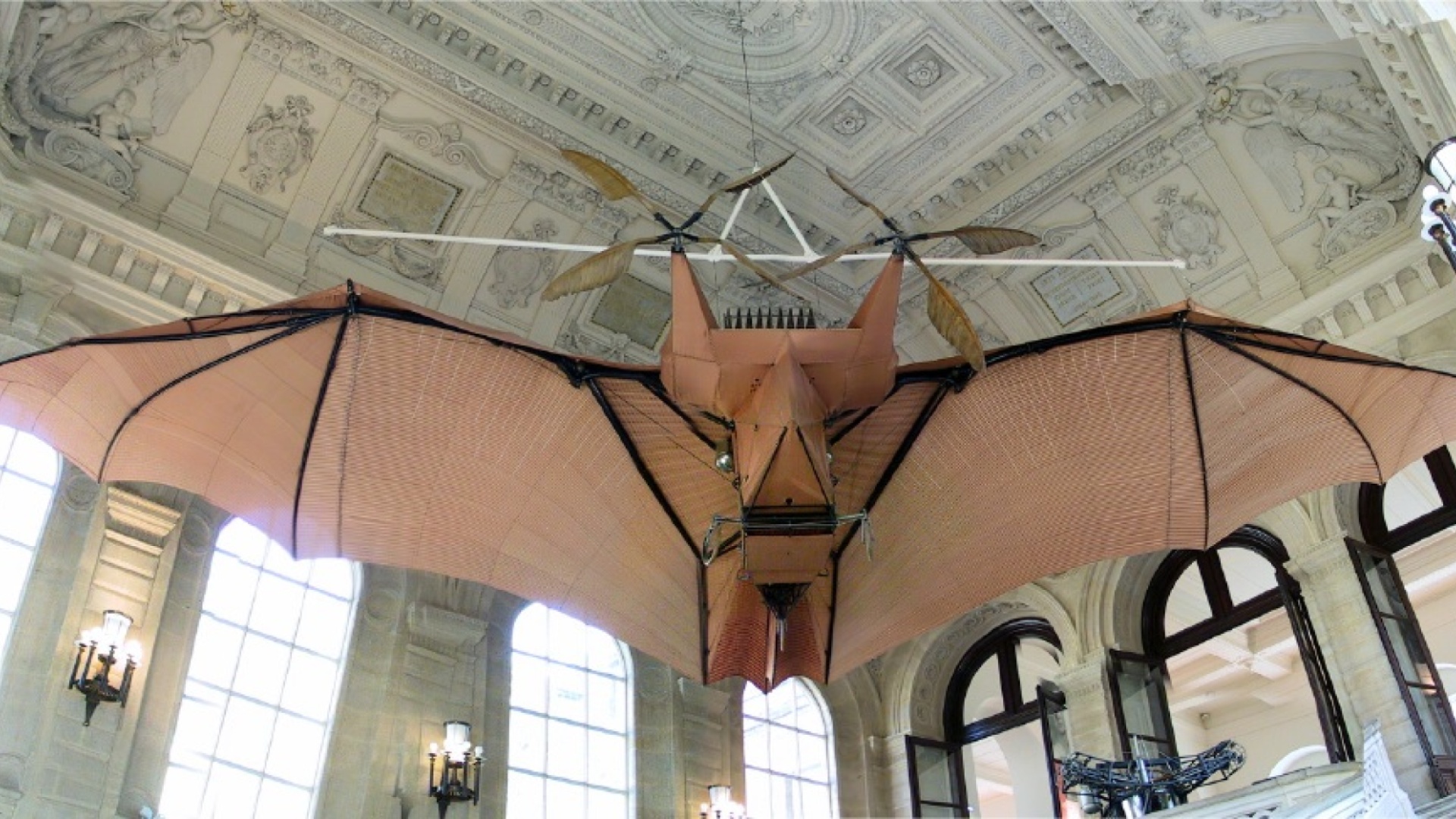 Avion -lepakkolentokone museon katossa