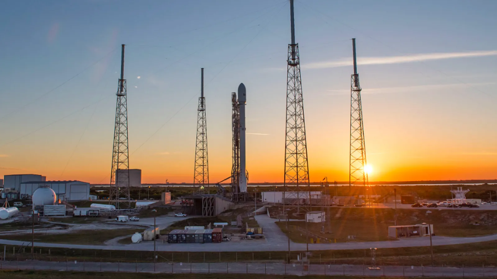 Space X:n kantoraketti laukaisualustallaan