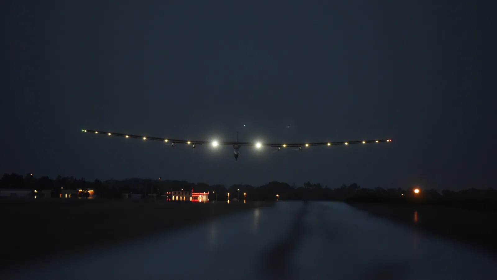 Solar Impulse laskeutuu Leigh Valleyn lentokentälle