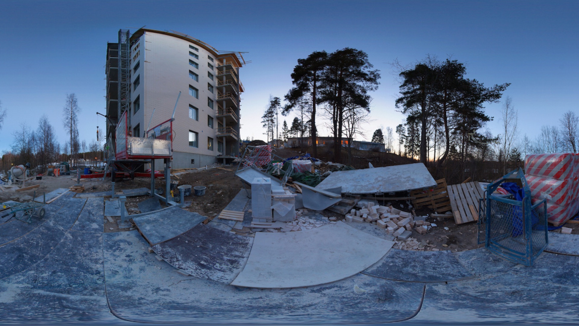 Viinamäentien rakennustyömaan takapiha kevätiltana Siilinjärvellä. Kuva: flickr/Janne