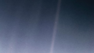 Voyager 1:n ottama kuva uudelleen käsiteltynä