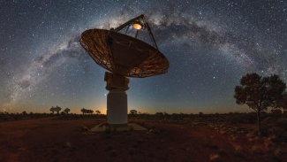 ASKAP-teleskooppi ja Linnunrata taustalla