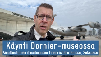 Jari Mäkinen Dornier-museon edessä