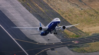 Boeing 787 nousee lentoon