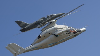 X3 muodostelmassa lentoa seuranneen Albatross-suihkuhävittäjän kanssa. Kuva: Eurocopter / Alain_Ernoult