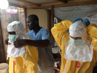 Lääkärit suojautuvat Ebolaa vastaan