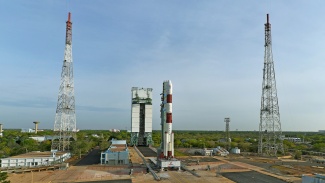 PSLV C38 laukaisualustalla (Aalto-1 mukanaan)