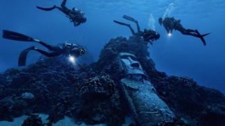 Moai-patsas meren pohjassa