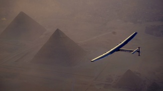 Solar impulse pyramidien yllä Kairon luona