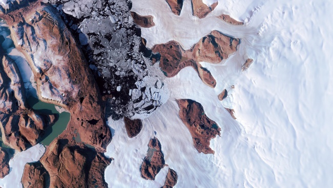 Satelliittikuva jäätiköstä, joka on rikkoontunut