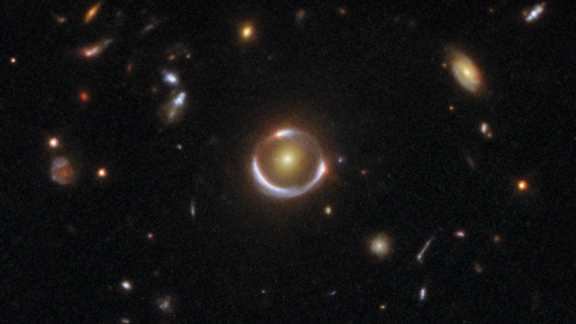 Einsteinin rengas Vesikäärmeen tähdistössä. Kuva: ESA/Hubble & NASA, D. Erb